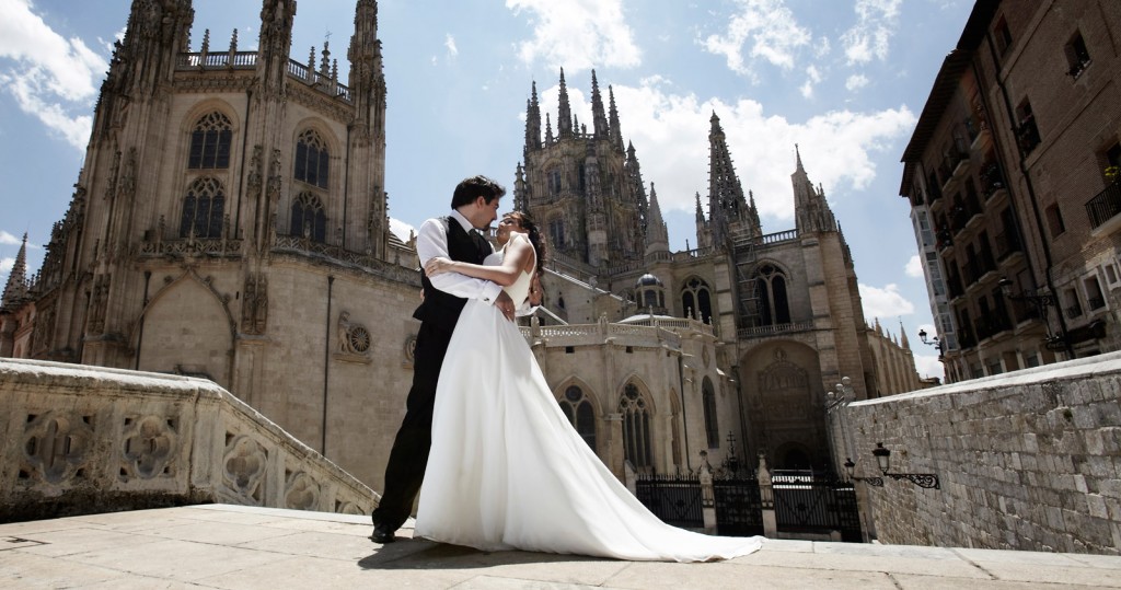 Reportaje de boda frente a la Catedral de Burgos