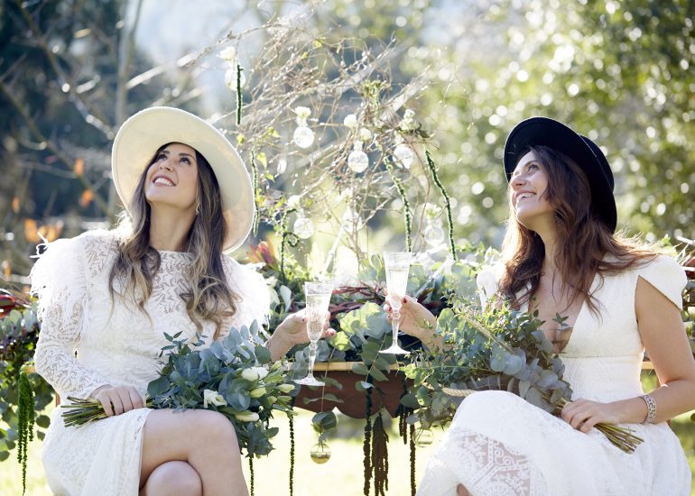 fotografía de moda en el molinar con trimadre de princesas e itziar ituño con vestidos de oihana barrasa