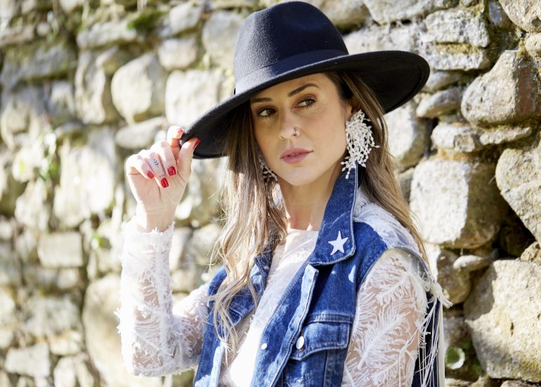 book en el molinar con trimadre de princesas e itziar ituño con vestidos de oihana barrasa