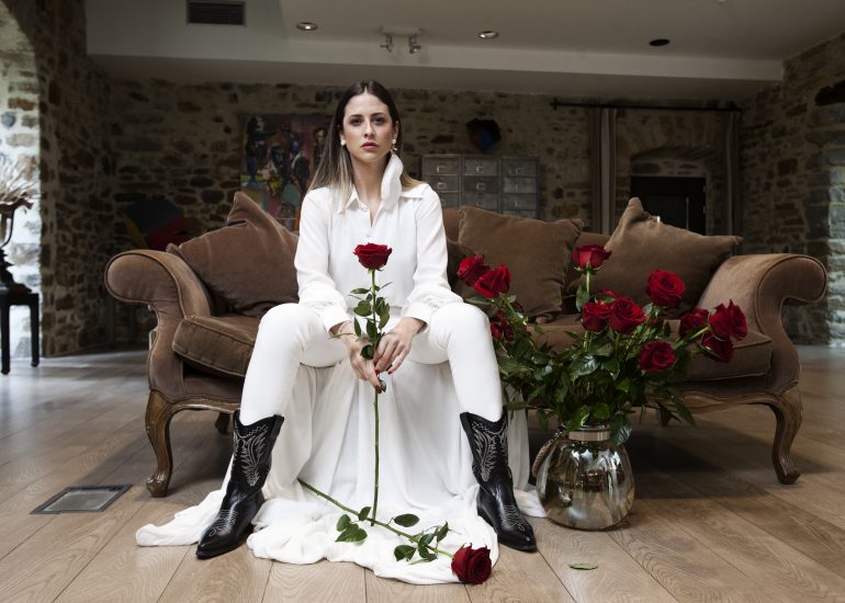 sesión de moda con trimadre de princesas en komentu maitea con vestido de alicia rueda en komentu maitea