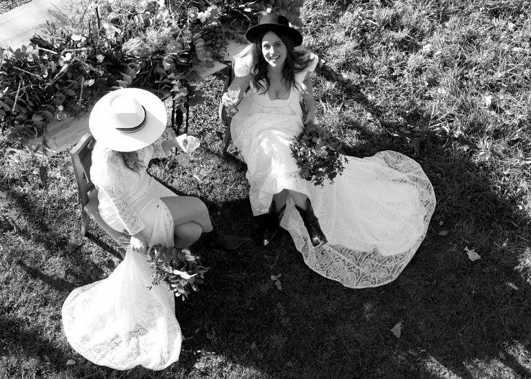 fotografía de moda en el molinar con trimadre de princesas e itziar ituño con vestidos de oihana barrasa